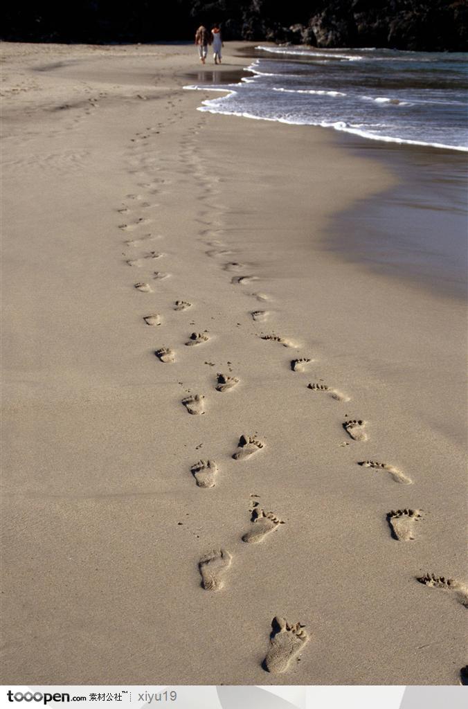 海滩休闲生活-沙滩上悠长的脚印生活百科图片素材