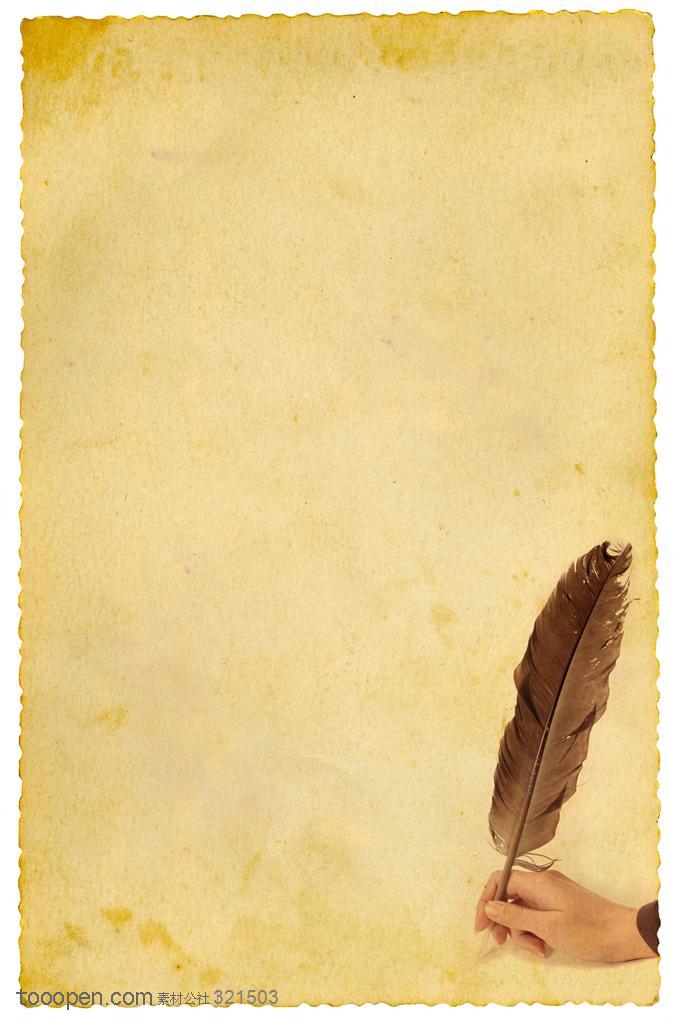 纸张特写-在泛黄的牛皮纸上用羽毛笔写字生活用品图片素材