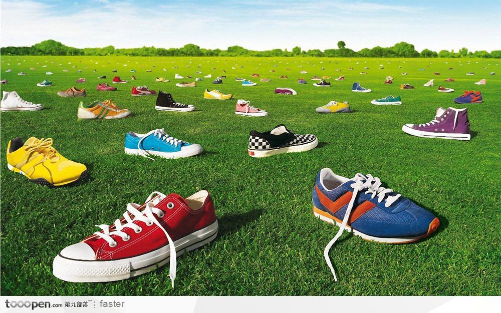 草地上的鞋子生活用品图片素材