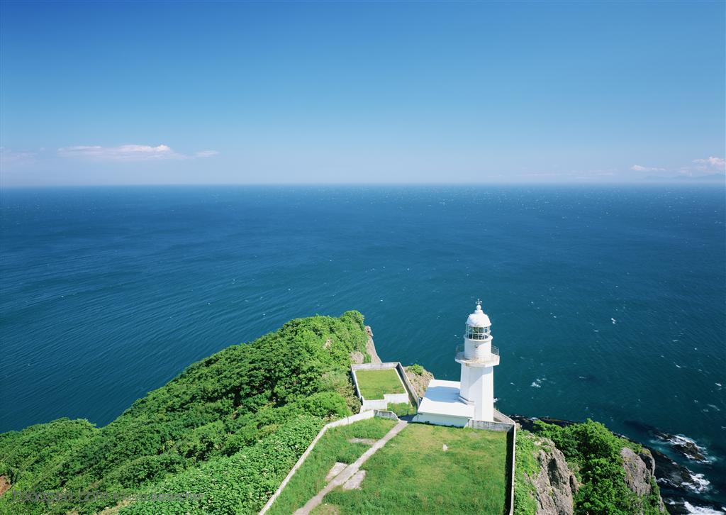 海边悬崖边的灯塔探照灯世界景观图片素材