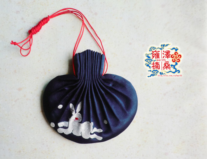 石青缎刺绣海水珊瑚奔兔纹抽绳腰圆荷包