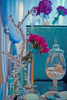 利用蜡烛,贝壳等浪漫海洋元素打造的桌面布置.