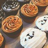 halloween"s cakes.白色那个味道还好.