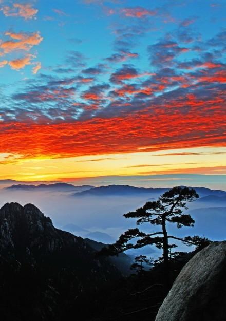 【火烧云】十月黄山景更佳,日出彩霞红似火.酷旅图 http/www.