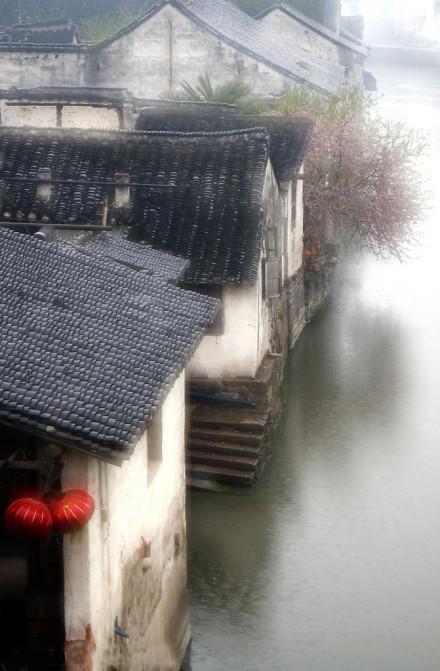 烟雨江南,撑一把油纸伞,你在桥上看风景,看风景的人在桥下看你!