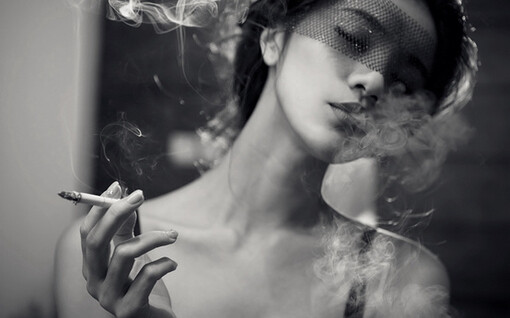 吸烟的女子