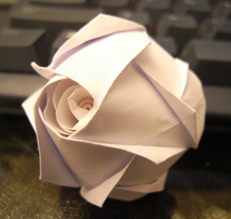 根据川崎折纸玫瑰的折法修改来的折纸玫瑰的制作方法,还是一个很漂亮