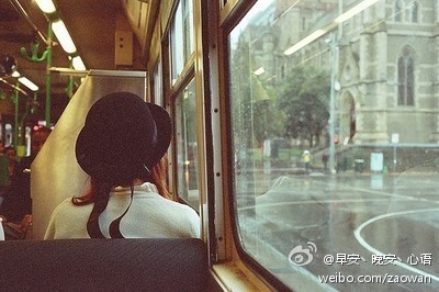 塞上耳塞,看着窗外和我们一样为生活而忙碌奔波的人
