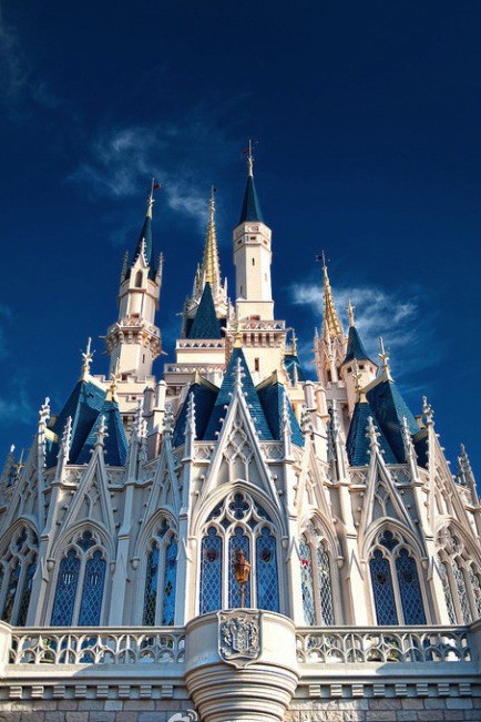 宝石蓝天空下的蓝色迪士尼城堡。