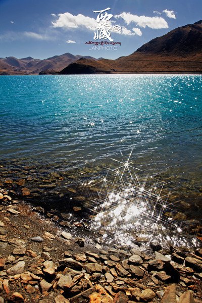 圣湖羊卓雍措,在海拔4400多米的高原山地,湖有种超凡脱俗的美.