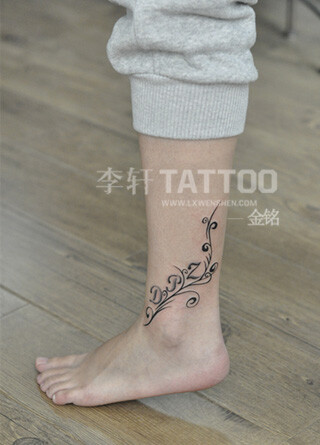 女孩最喜欢的简约脚踝纹身图案,脚踝纹身是最能彰显女性魅力的tattoo.