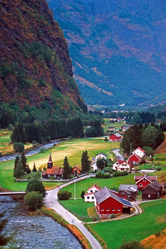 瑞典乡村风光 绿树环抱中一间间红色小房子 仿如童话中的世界