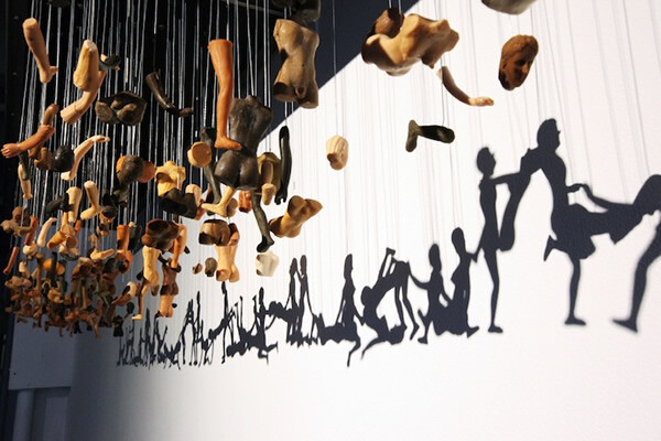 韩国艺术家bohyun yoon使用硅胶人体部件悬浮在半空中,通过光线投影后