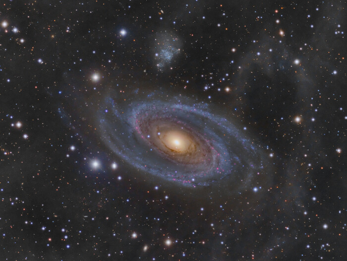 m81:和我们银河系大小相近的星系m81,位在北天的大熊座内,是个距离