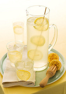 【蜂蜜柠檬水】方法:1,准备适量蜂蜜;2,用手动或电动榨汁机将柠檬汁