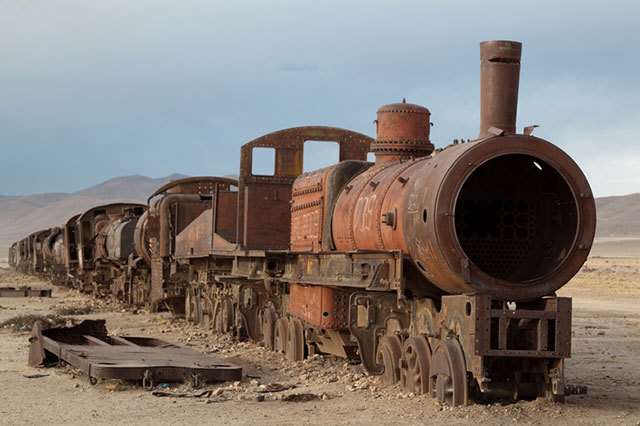 玻利维亚乌尤尼火车墓地中废弃的蒸汽机
