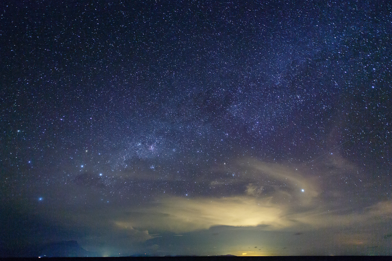 mantanani island的夜空,一个能看到银河的地方