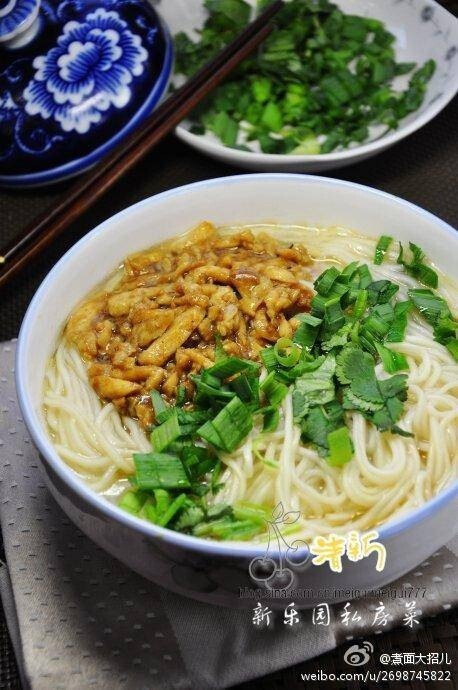 【鸡脯肉热汤面】1.鸡脯肉切条,蒜苗香菜洗净切碎;2.