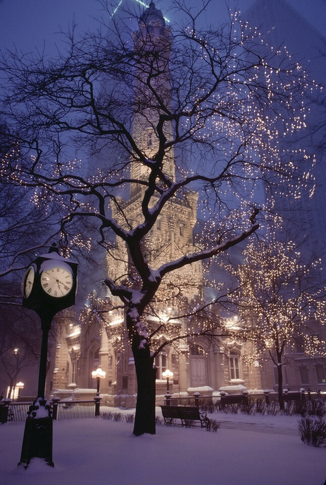灯光温暖着冬天夜晚的城市