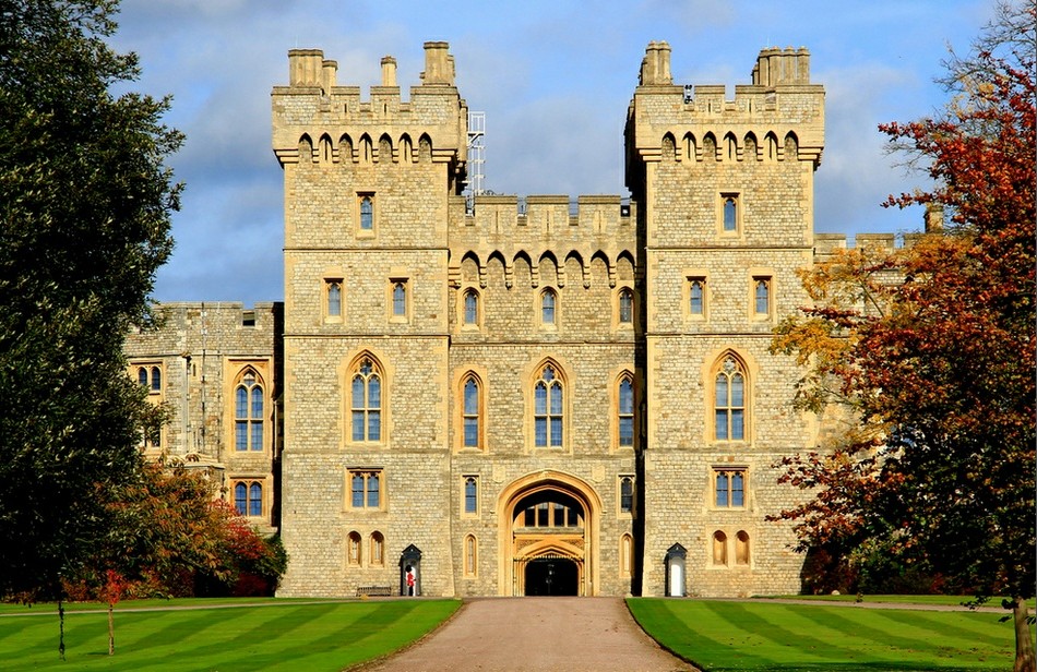 温莎城堡建于11世纪,它是英国王室的行宫,同时也是世界上最大,最古老
