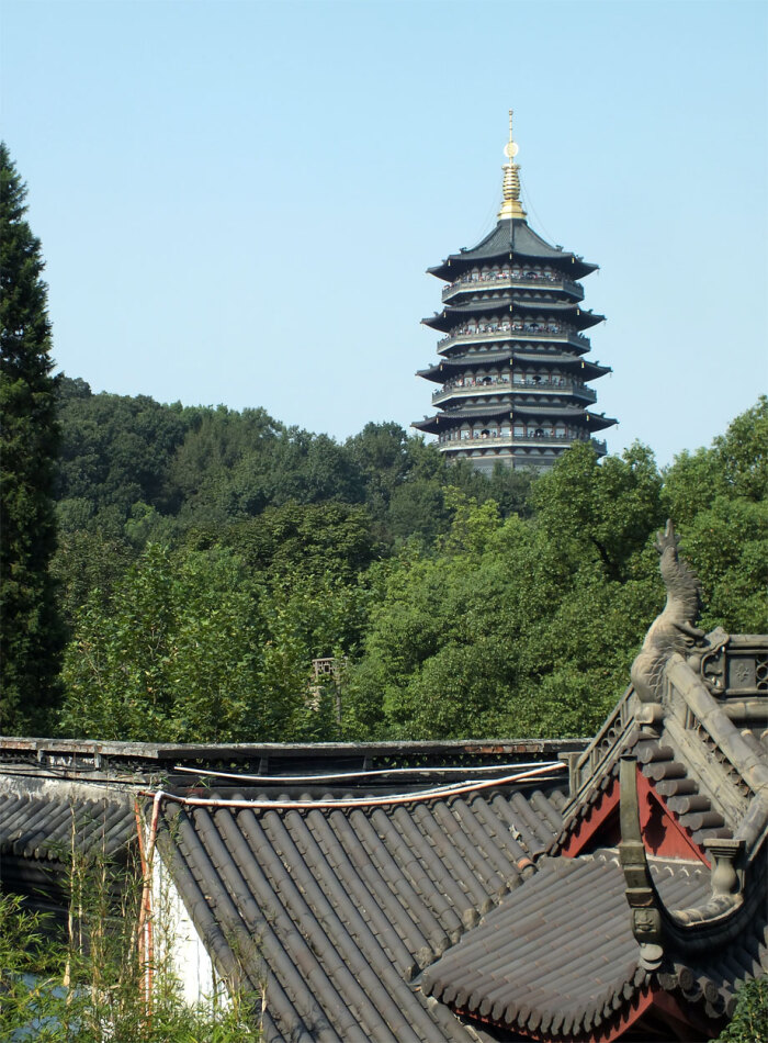 雷峰塔人太多,于是去了对面的净寺,从净寺的角