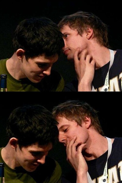 科林·摩根 colin morgan 与 布莱德利·詹姆斯 bradley james 两人