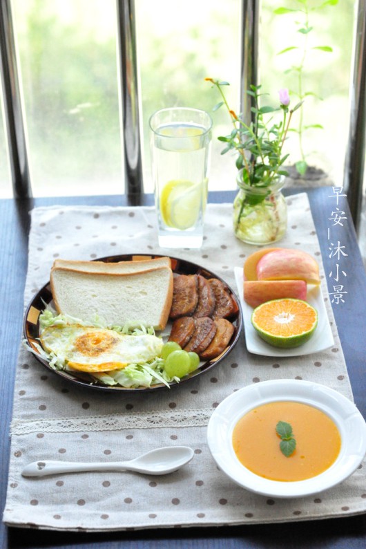 大家早安.今日早餐.吐司,素鸡,蔬菜,煎蛋.水果.还有韩式南瓜汤.
