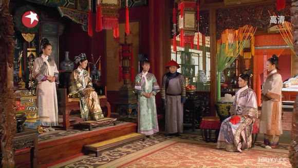 这是永寿宫的正殿,甄嬛坐着红木宝座,座后是紫檀宝座屏风,看不出雕刻