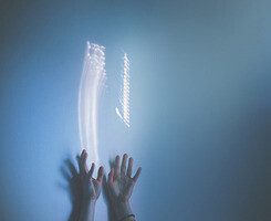 我怎么都不想睡,天特别亮夜特别的黑