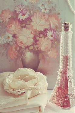 浪漫的艾菲尔香水。埃菲尔铁塔、英文名称:…