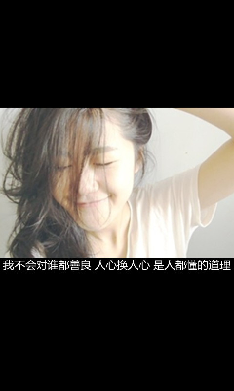 姑娘大步向前走,管他后面几条狗
