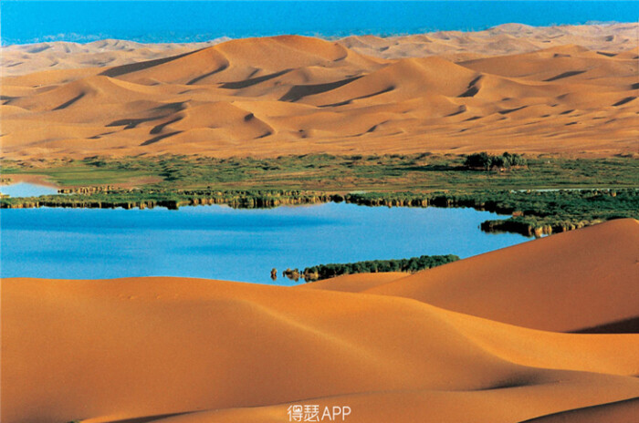 六,腾格里达来月亮湖 月亮湖位于内蒙古自治区阿拉善盟阿拉善左旗境内