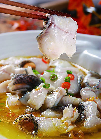【酸菜鱼】—— 原料:黑鱼;酸菜;泡辣椒; 1,鱼切成薄片,加适量料酒,姜