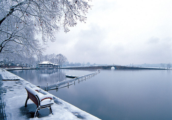 【西湖十景·断桥残雪】断桥,建成于唐朝,位于西湖白堤东端.