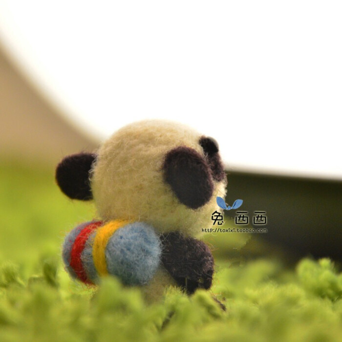 背着行李旅行可爱的小熊猫,你在看什么仰望…