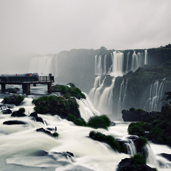 伊瓜苏大瀑布位于阿根廷与巴西的边界,是世…