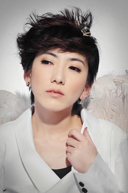 刘忻,内地原创女歌手.她曲风百变,造型多变.