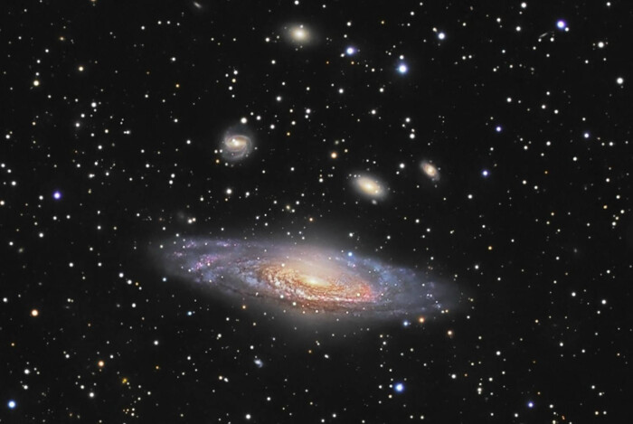 星系ngc 7331与后方的天体,螺旋星系ngc 7331,外观和我们银河系神似