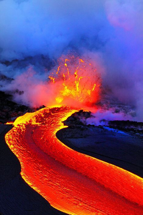 火山爆发产生巨大的岩石爆炸,火山灰直冲云霄,岩浆在空中飞舞,来势