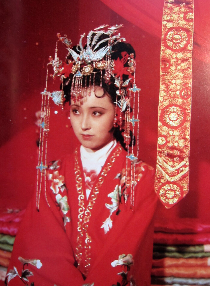 87版电视剧《红楼梦》剧照,宝玉成亲时幻觉中穿嫁衣的黛玉.