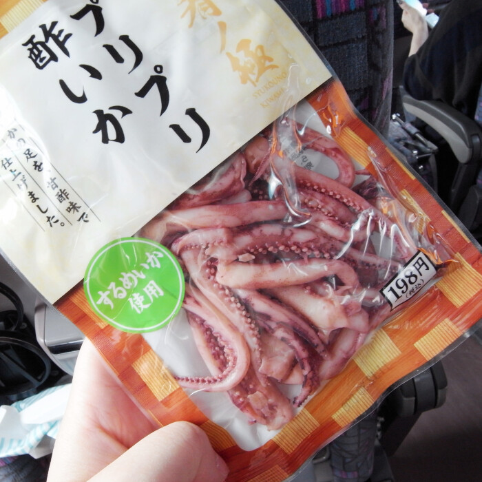 日本街边便利店买的章鱼小零食,有醋渍过的…