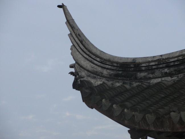 飞檐为中国建筑民族风格的重要表现之一,通过檐部上的这种特殊处理和