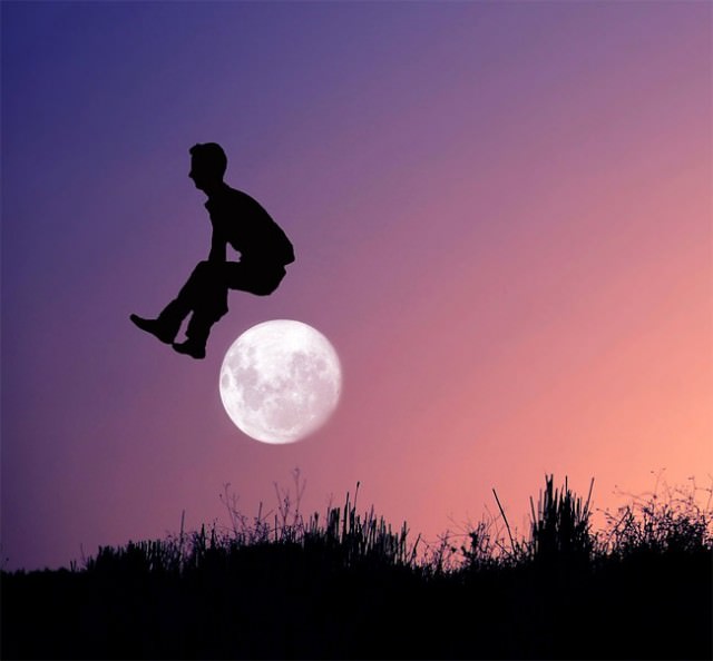 跨越,举着或斜靠着月亮,好像月亮就是一个可供玩耍的球