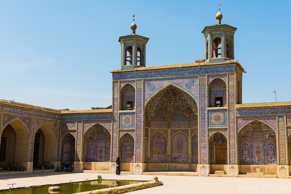 莫克清真寺(nasir al-mulk mosque)又被称为粉红清真寺,整个清真寺的