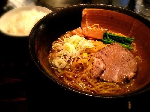 日文为"ラーメン(拉面,ramen"そば(soba(荞麦面条"中华そば"等