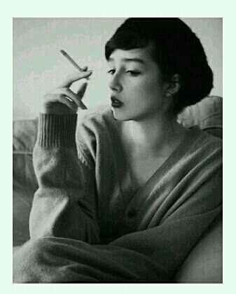 其实抽烟的女人最是有几分独有的优雅