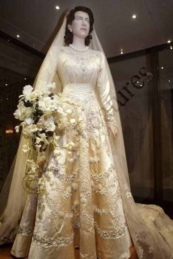 英国女王伊丽莎白二世的婚纱,出自诺曼爵士之手,婚纱上手工缝缀了一万