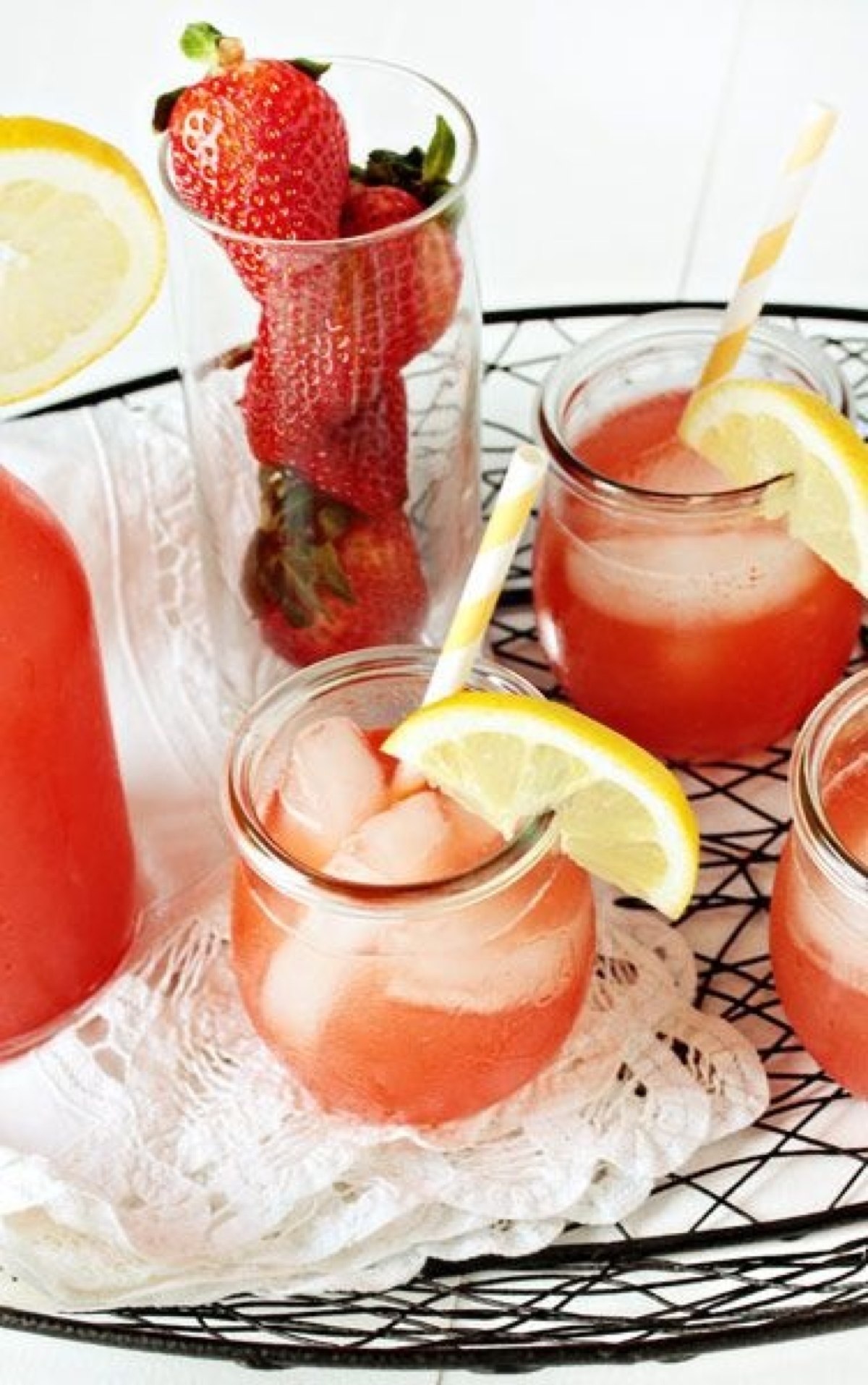 夏日冰饮:草莓柠檬水