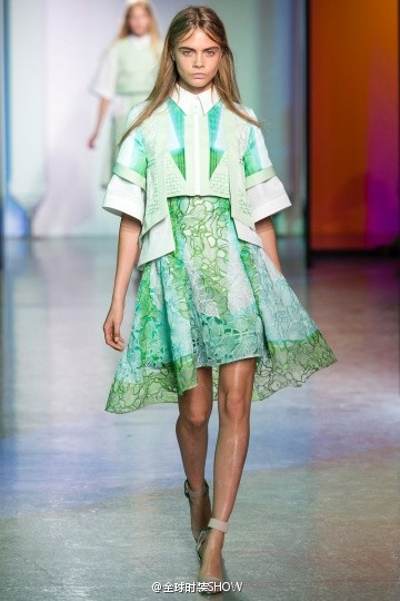 peter pilotto2014春夏时装在明亮色彩的印染面料上使用了刺绣手法和