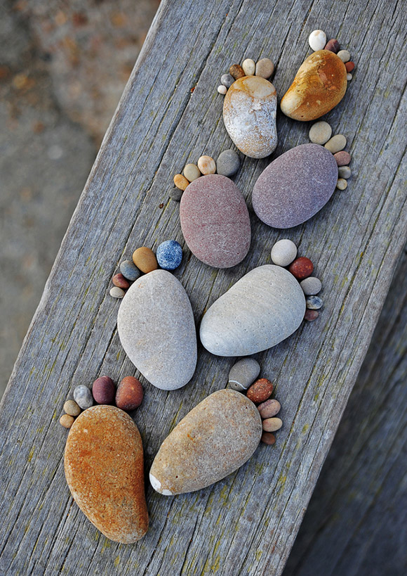 石头创意 用石头拼凑出的有趣足迹~像小孩纸的脚印